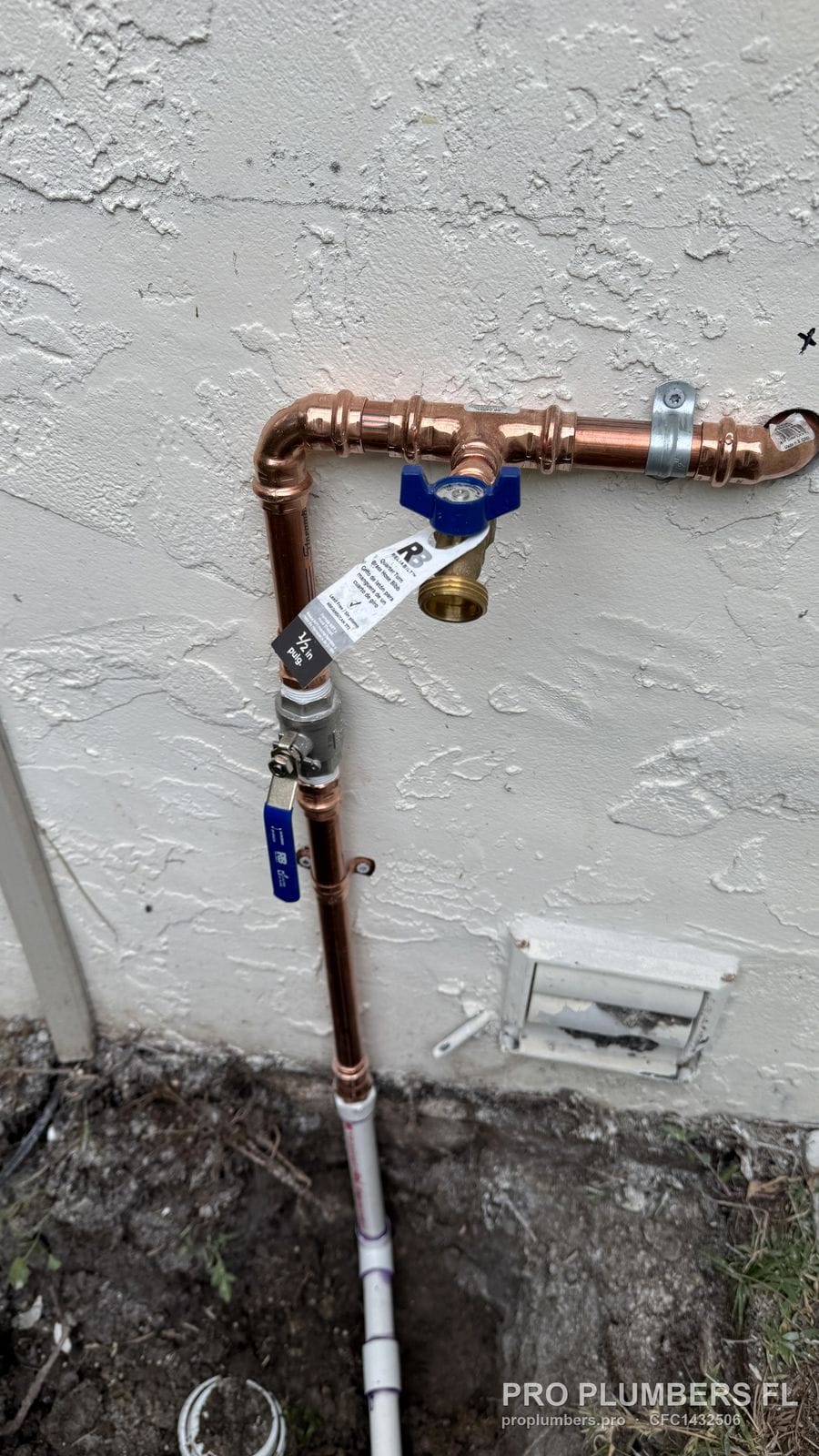 Press-fit copper water service riser with ball valve and hose bibb on an exterior wall in Hudson, Florida by PRO PLUMBERS FL, LLC (licence CFC1432506)