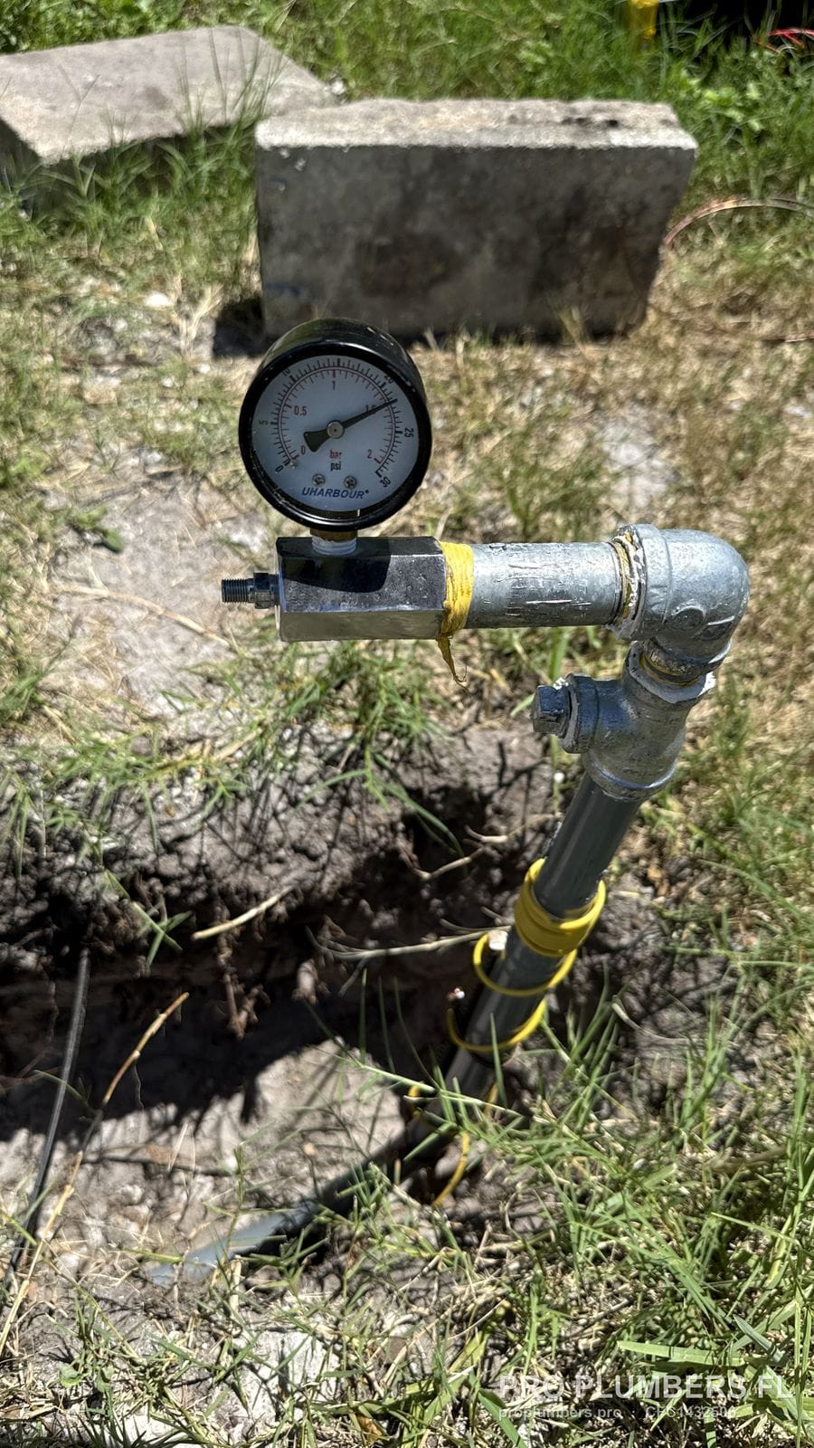 Pressure test gauge on a new gas line riser in St Petersburg, Florida by PRO PLUMBERS FL, LLC (licence CFC1432506)
