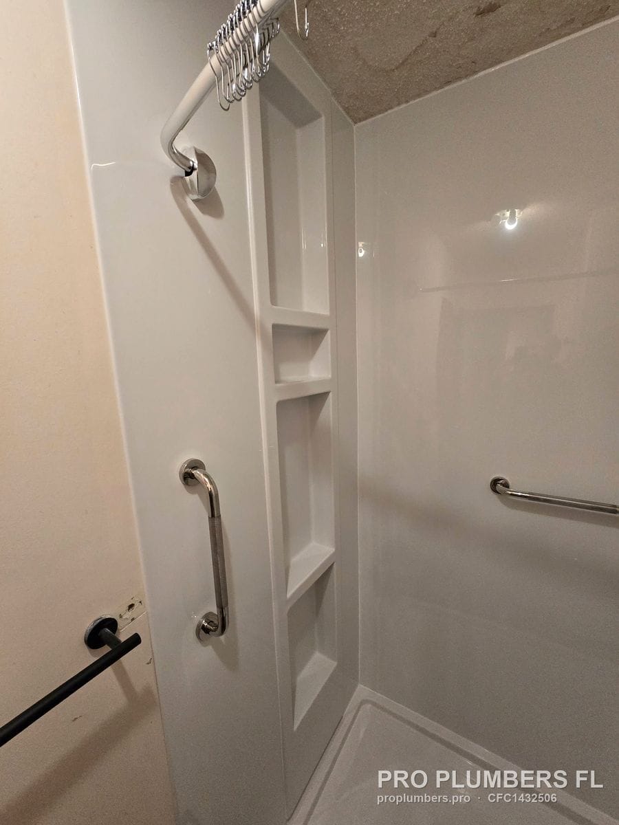 Accessible shower with grab bars and built-in niches in Clearwater, Florida by PRO PLUMBERS FL, LLC (licence CFC1432506)