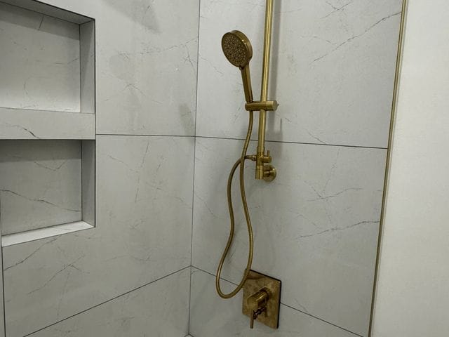 Brushed gold shower column with rain head, handheld and tub trim installed in Tampa, Florida by PRO PLUMBERS FL, LLC (licence CFC1432506)