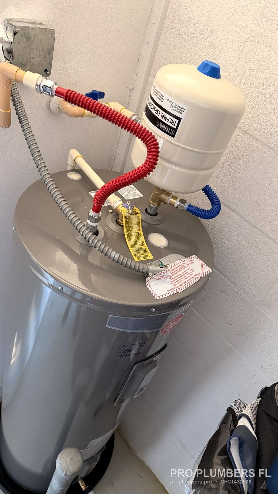 Flexible supply connectors and expansion tank tee on top of a new electric water heater in Wesley Chapel, Florida by PRO PLUMBERS FL, LLC (licence CFC1432506)